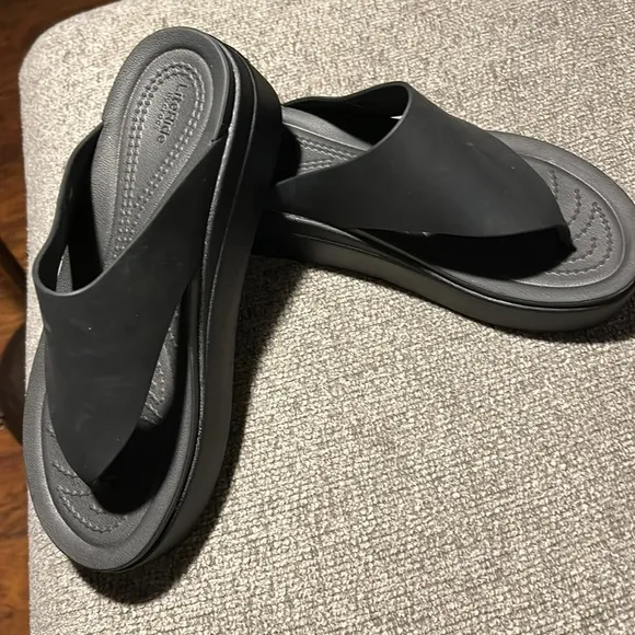 CROCS Black Sandals with Thong Design and Cushioned Sole