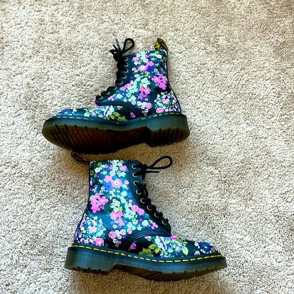 NWOT Dr. Martens Leather Floral Lace Up Combat Boots